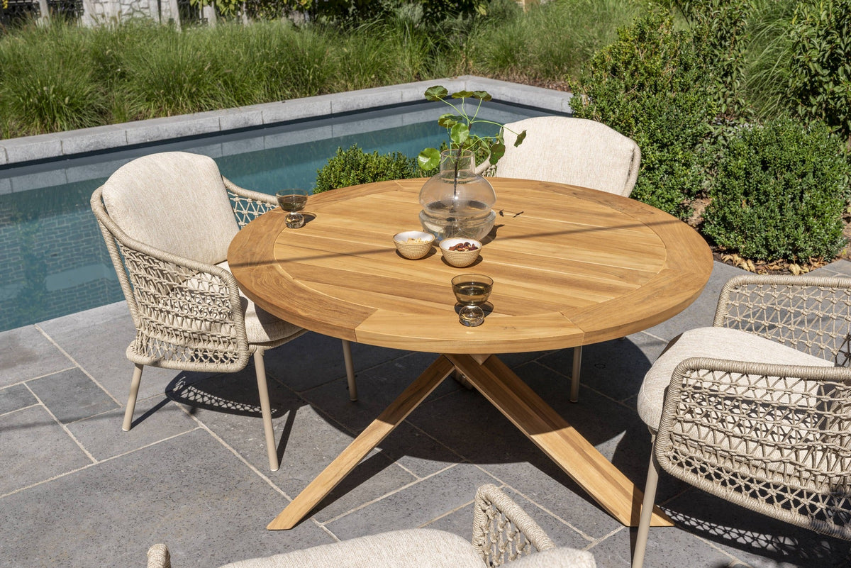 tuinset 6 personen met ronde tafel op een terras
